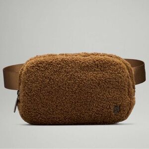 Lululemon Everywhere Fleece Belt Bag in Burnt Caramel